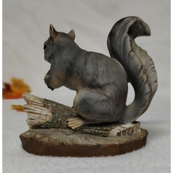 Vintage Homco Masterpiece Porcelain Squirrel Figurine Holding Acorn 1982 - Picture 4 of 9